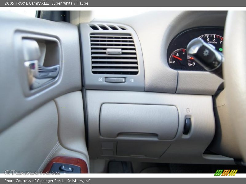 Super White / Taupe 2005 Toyota Camry XLE