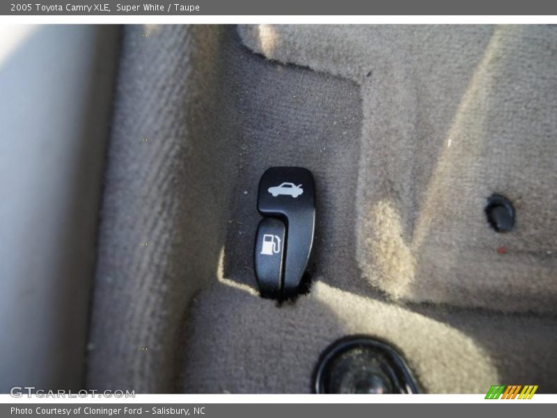 Super White / Taupe 2005 Toyota Camry XLE