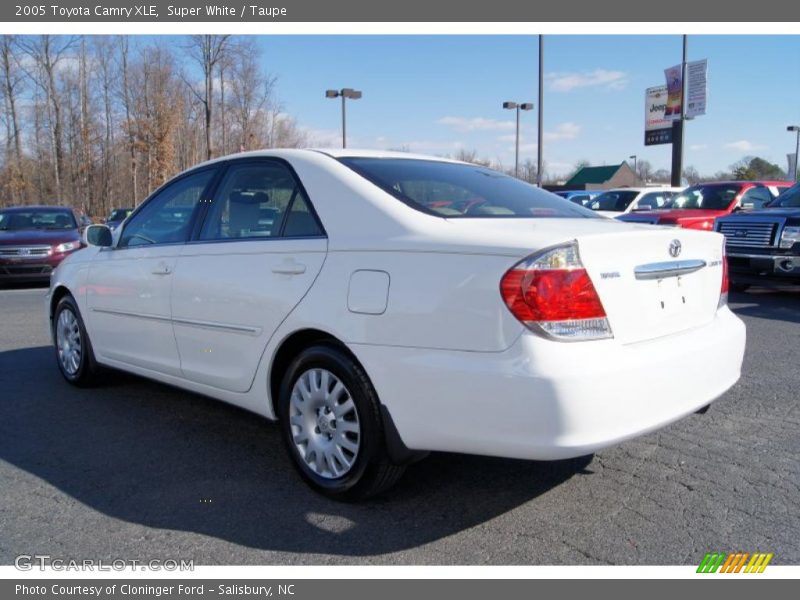 Super White / Taupe 2005 Toyota Camry XLE