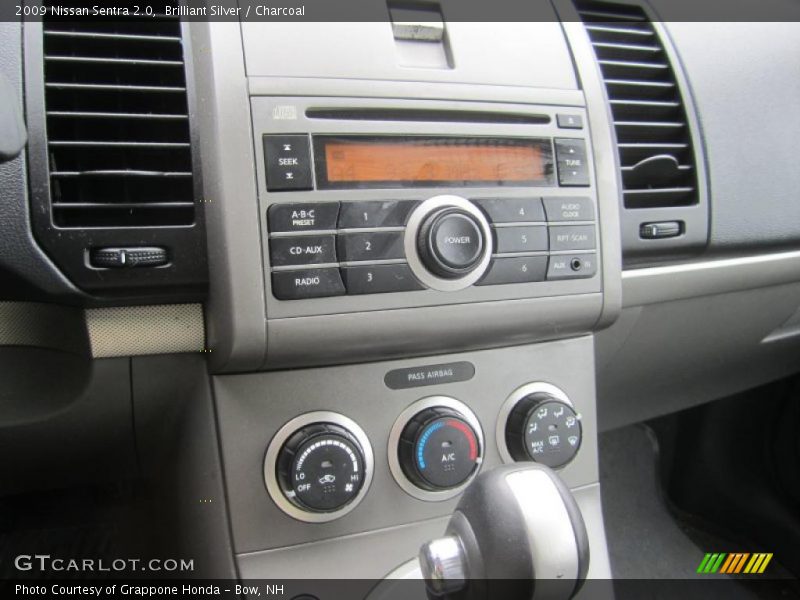 Brilliant Silver / Charcoal 2009 Nissan Sentra 2.0