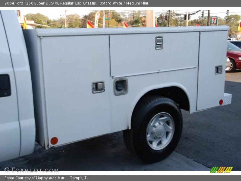 Oxford White / Medium Flint 2004 Ford F250 Super Duty XL Regular Cab Chassis