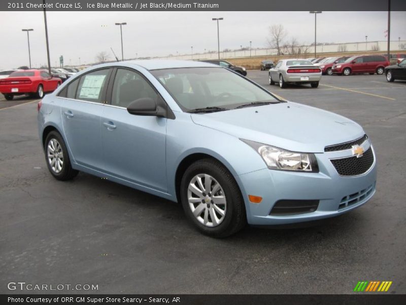 Front 3/4 View of 2011 Cruze LS