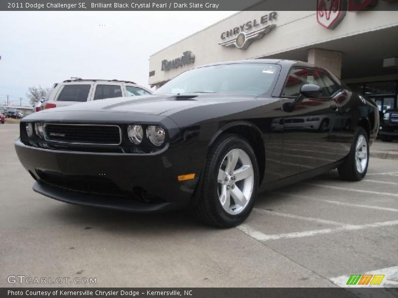 Front 3/4 View of 2011 Challenger SE