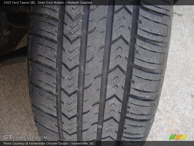 Silver Frost Metallic / Medium Graphite 2003 Ford Taurus SES