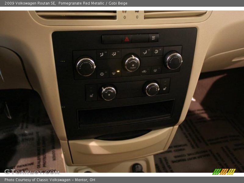 Pomegranate Red Metallic / Gobi Beige 2009 Volkswagen Routan SE