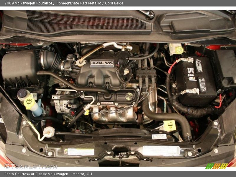 Pomegranate Red Metallic / Gobi Beige 2009 Volkswagen Routan SE