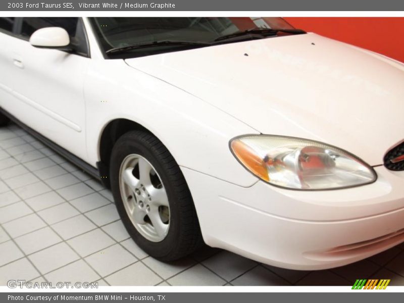 Vibrant White / Medium Graphite 2003 Ford Taurus SES