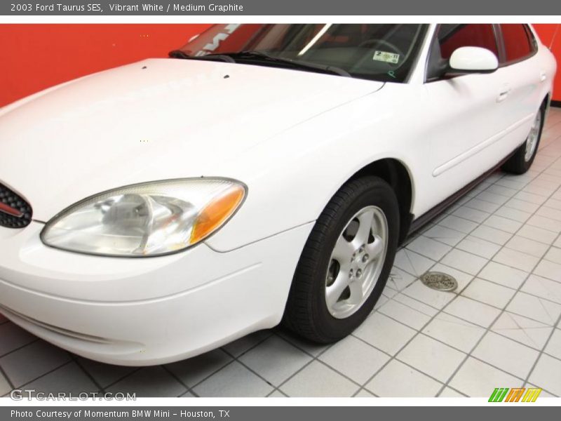 Vibrant White / Medium Graphite 2003 Ford Taurus SES