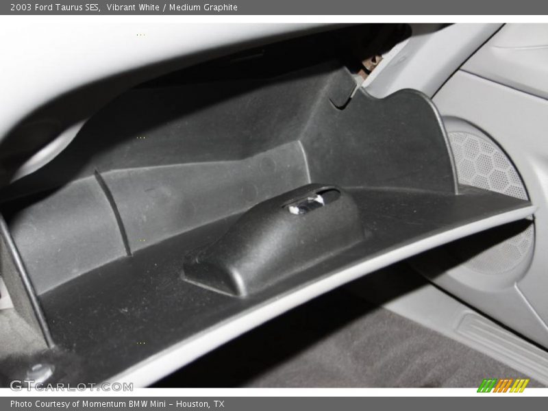 Vibrant White / Medium Graphite 2003 Ford Taurus SES