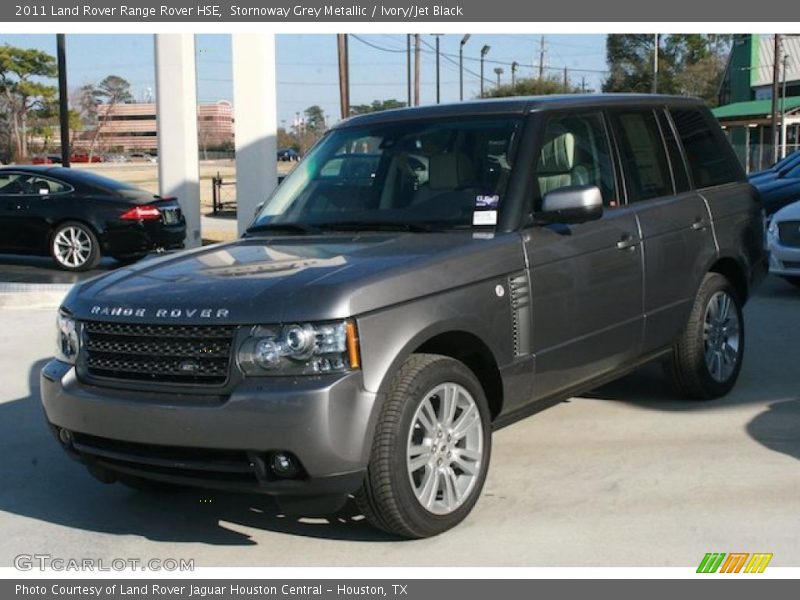 Front 3/4 View of 2011 Range Rover HSE