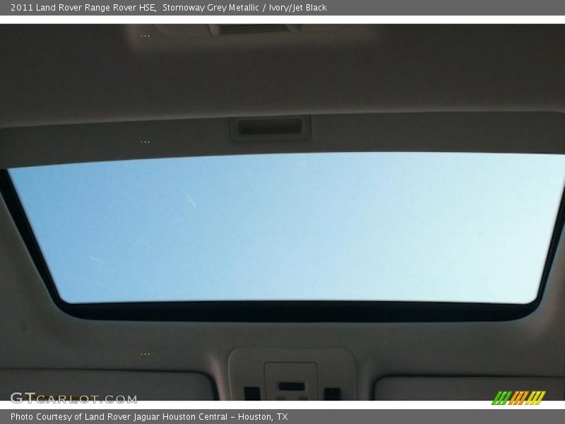 Sunroof of 2011 Range Rover HSE