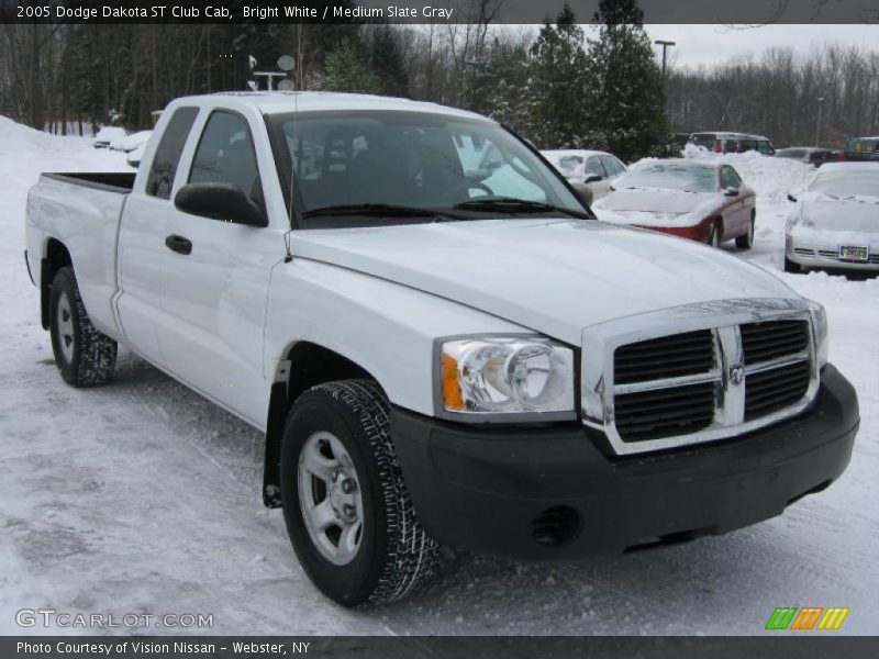 Front 3/4 View of 2005 Dakota ST Club Cab