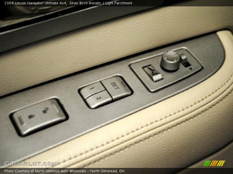 Silver Birch Metallic / Light Parchment 2004 Lincoln Navigator Ultimate 4x4