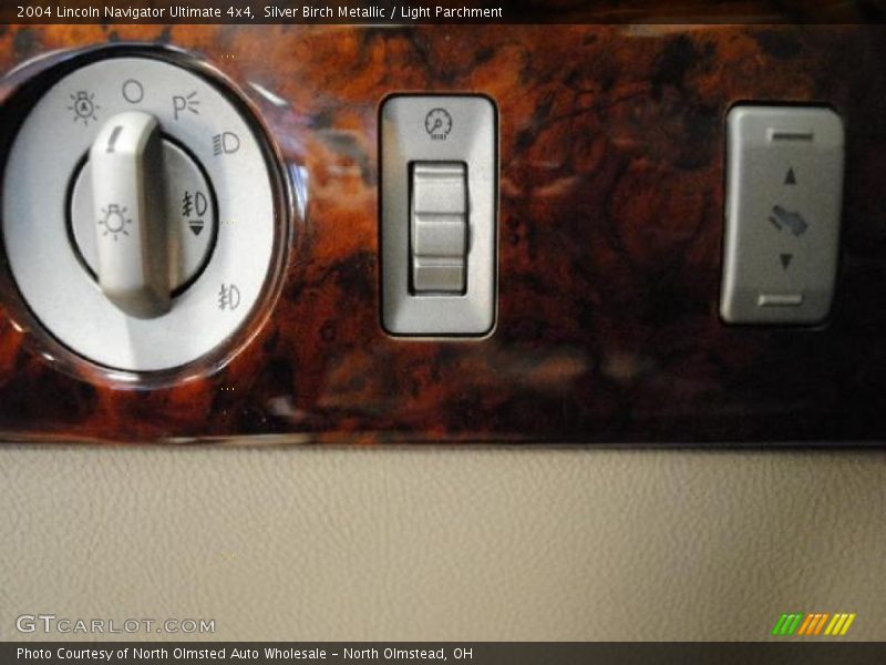 Silver Birch Metallic / Light Parchment 2004 Lincoln Navigator Ultimate 4x4
