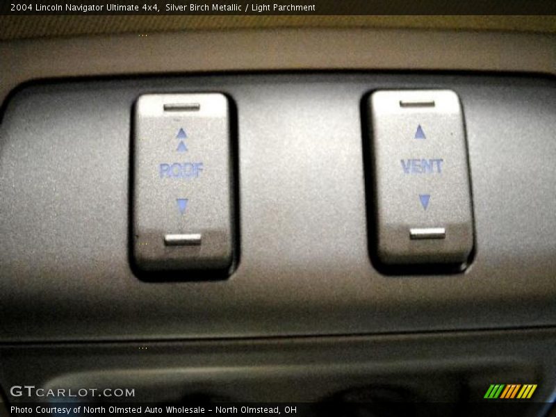 Silver Birch Metallic / Light Parchment 2004 Lincoln Navigator Ultimate 4x4