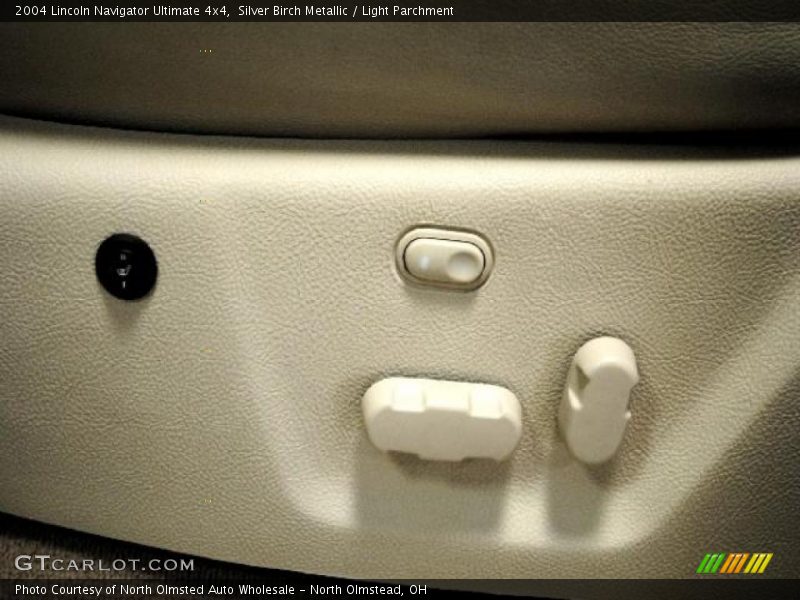 Silver Birch Metallic / Light Parchment 2004 Lincoln Navigator Ultimate 4x4
