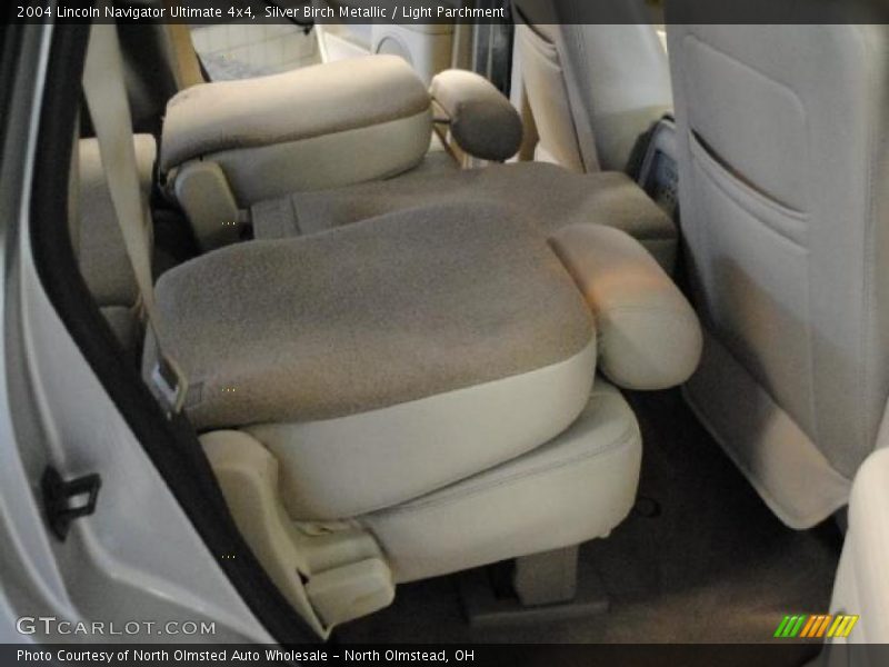 Silver Birch Metallic / Light Parchment 2004 Lincoln Navigator Ultimate 4x4