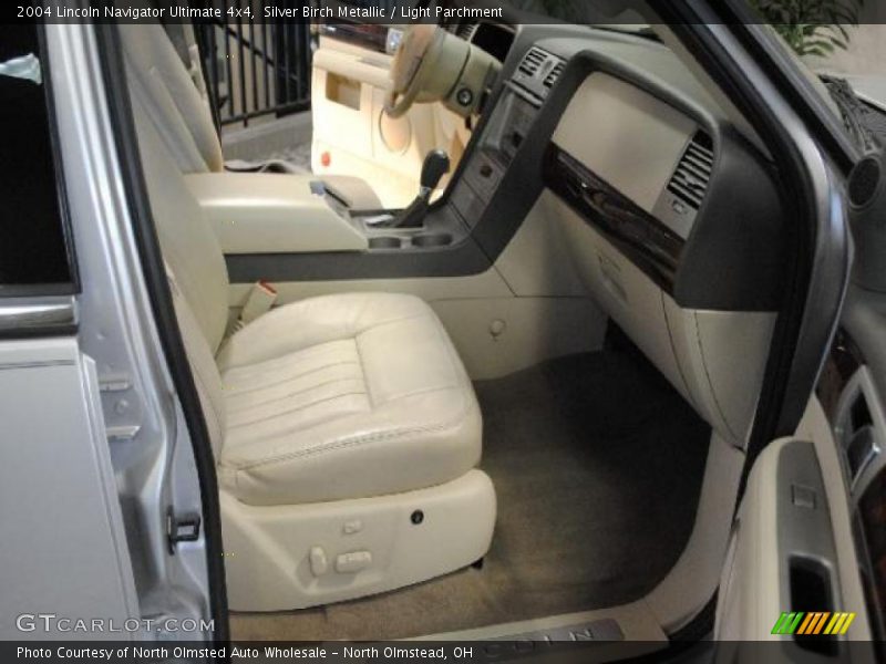 Silver Birch Metallic / Light Parchment 2004 Lincoln Navigator Ultimate 4x4