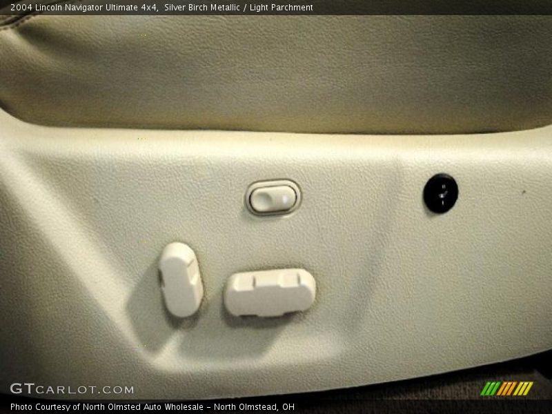 Silver Birch Metallic / Light Parchment 2004 Lincoln Navigator Ultimate 4x4