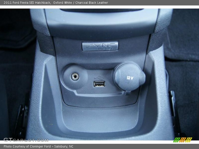 Oxford White / Charcoal Black Leather 2011 Ford Fiesta SES Hatchback