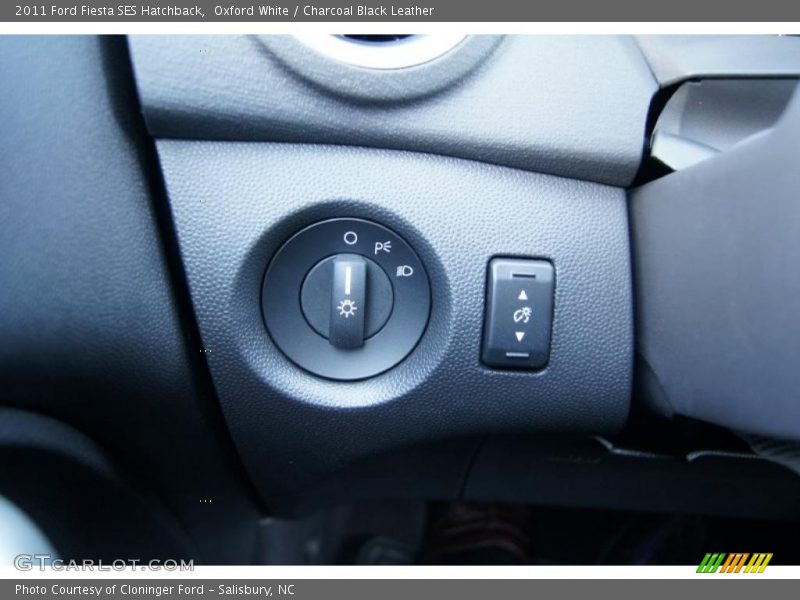 Oxford White / Charcoal Black Leather 2011 Ford Fiesta SES Hatchback