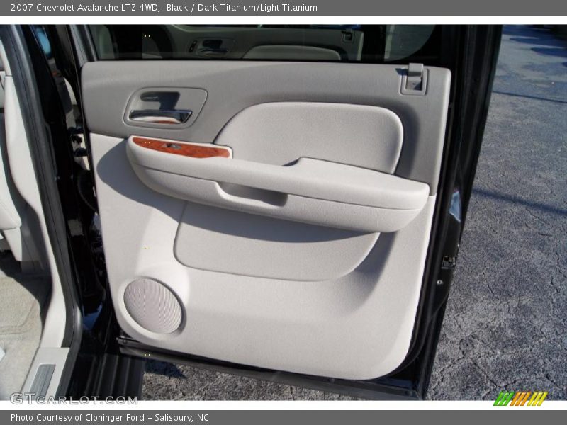 Black / Dark Titanium/Light Titanium 2007 Chevrolet Avalanche LTZ 4WD