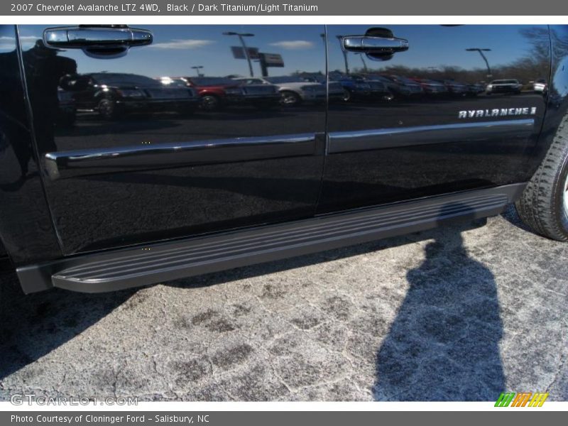 Black / Dark Titanium/Light Titanium 2007 Chevrolet Avalanche LTZ 4WD