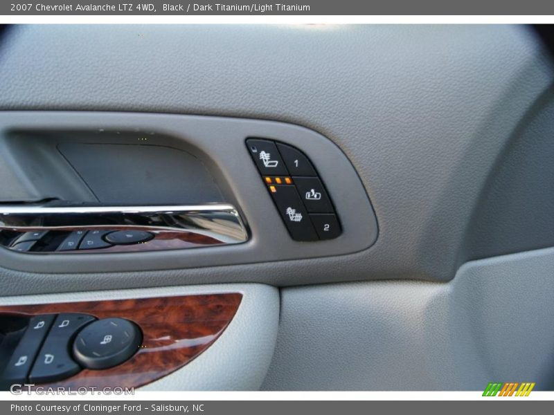 Black / Dark Titanium/Light Titanium 2007 Chevrolet Avalanche LTZ 4WD