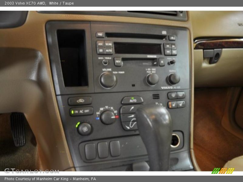 White / Taupe 2003 Volvo XC70 AWD