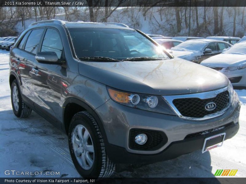 Front 3/4 View of 2011 Sorento LX