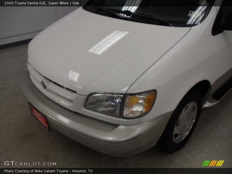 Super White / Oak 2000 Toyota Sienna XLE