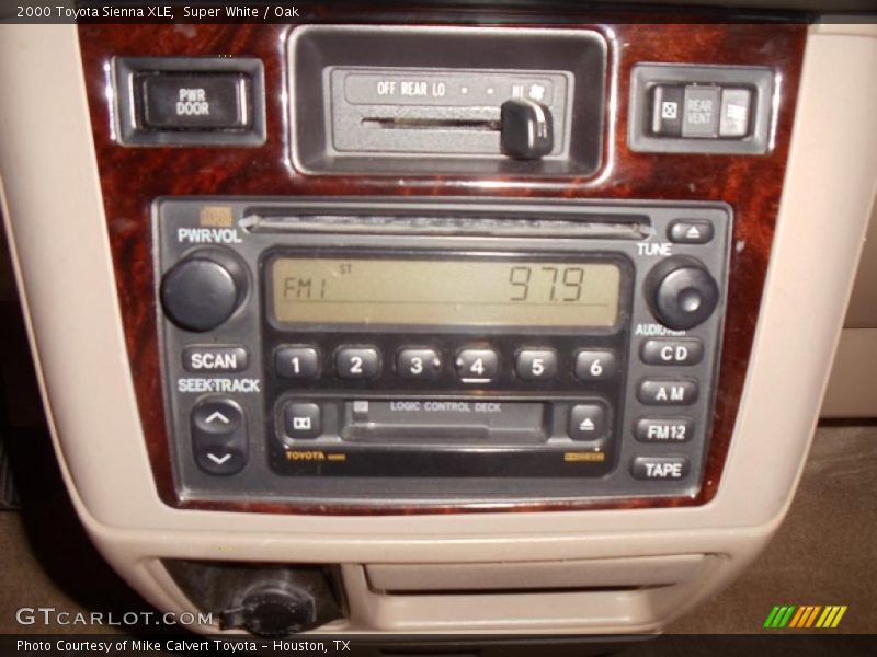 Super White / Oak 2000 Toyota Sienna XLE