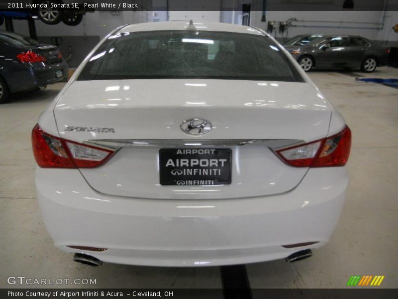 Pearl White / Black 2011 Hyundai Sonata SE