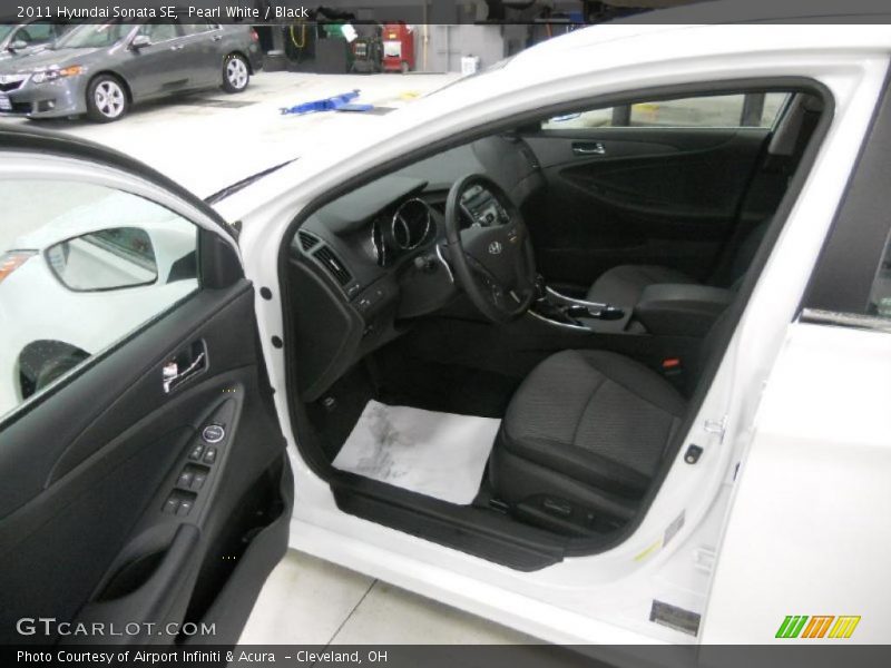 Pearl White / Black 2011 Hyundai Sonata SE