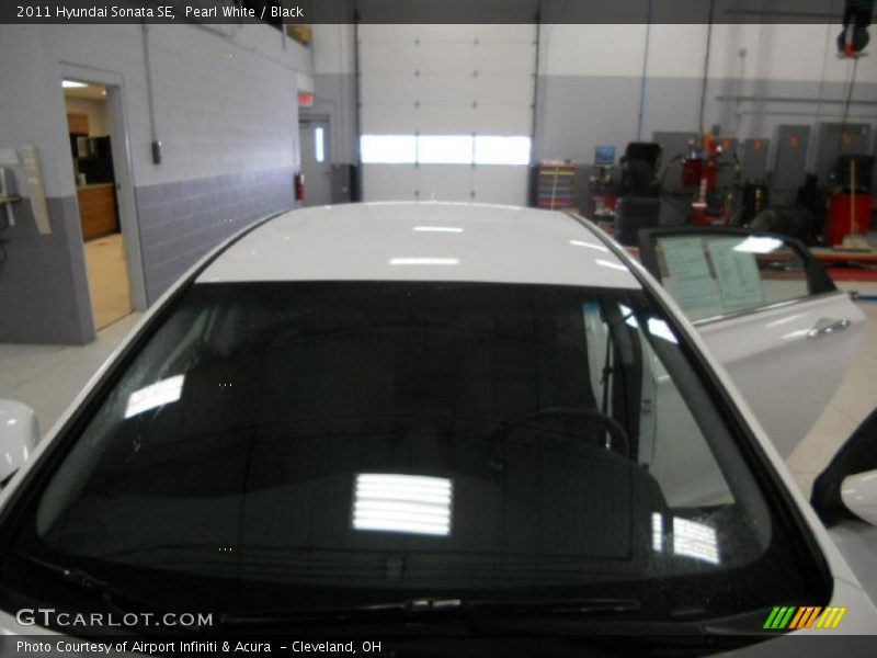 Pearl White / Black 2011 Hyundai Sonata SE