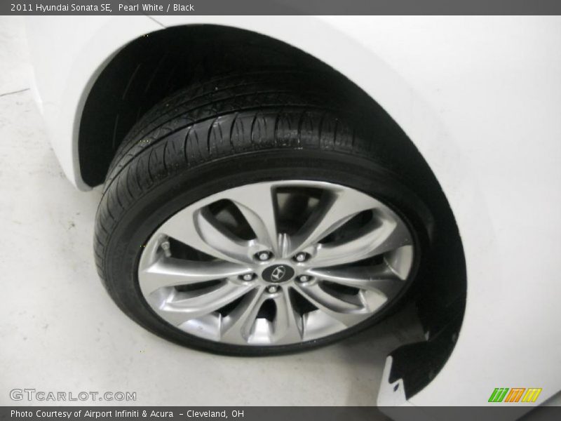 Pearl White / Black 2011 Hyundai Sonata SE