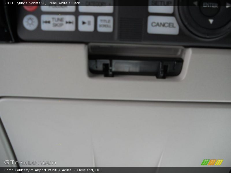 Pearl White / Black 2011 Hyundai Sonata SE