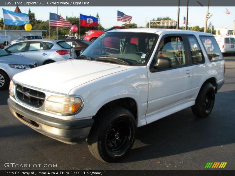 Front 3/4 View of 1995 Explorer XL