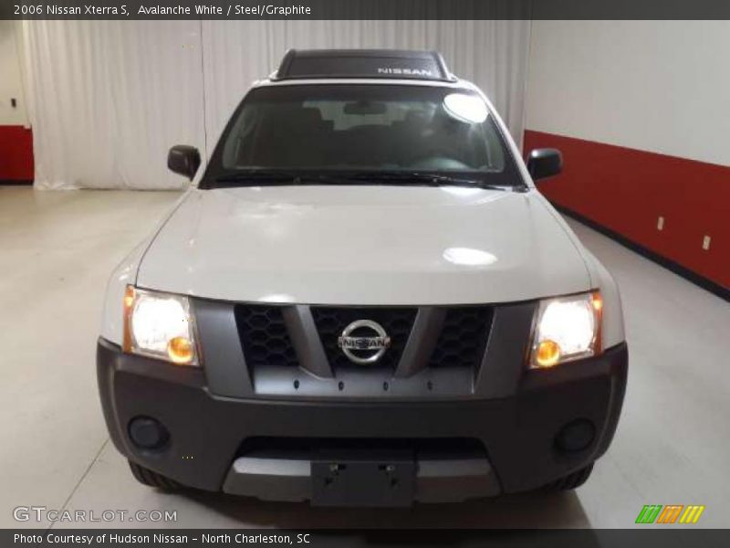 Avalanche White / Steel/Graphite 2006 Nissan Xterra S