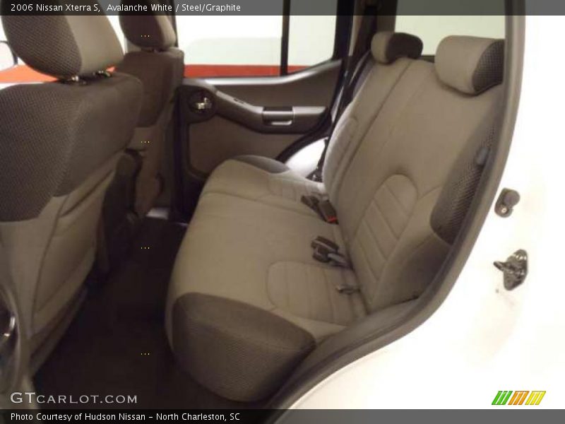 Avalanche White / Steel/Graphite 2006 Nissan Xterra S