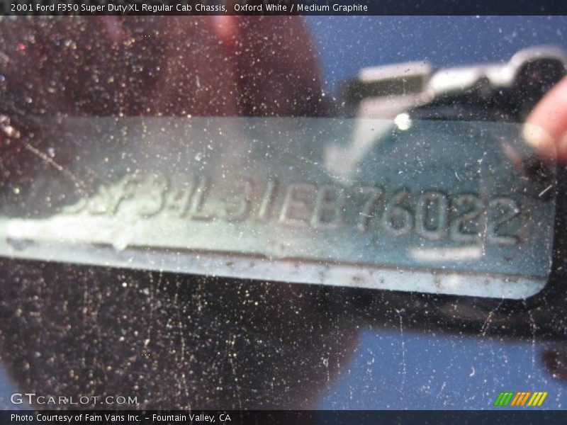 Oxford White / Medium Graphite 2001 Ford F350 Super Duty XL Regular Cab Chassis