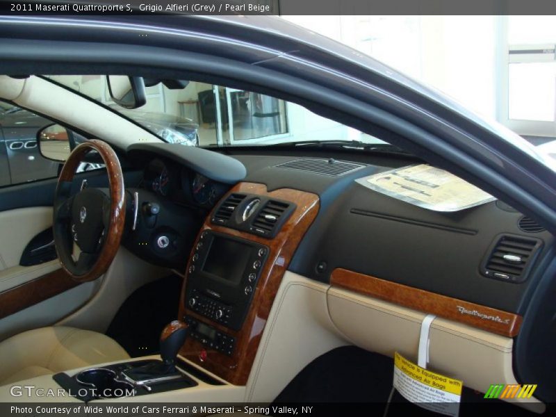 Dashboard of 2011 Quattroporte S