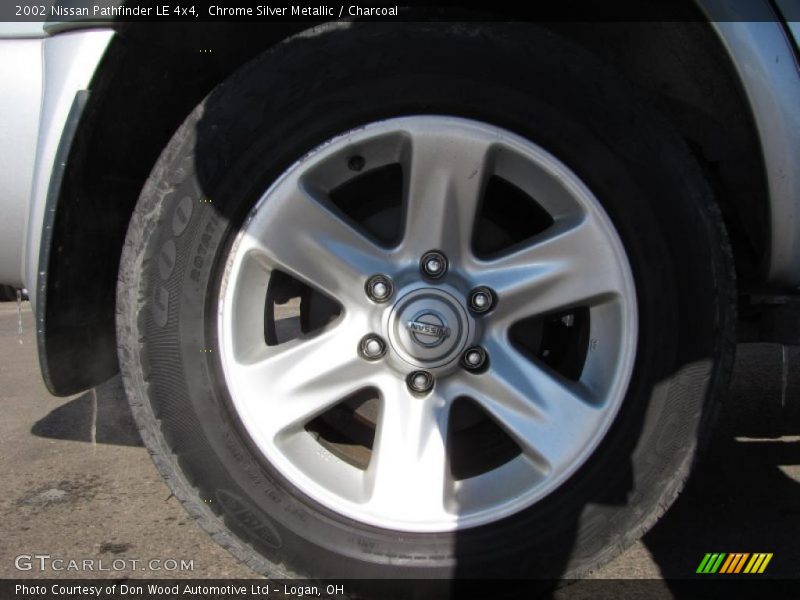 Chrome Silver Metallic / Charcoal 2002 Nissan Pathfinder LE 4x4