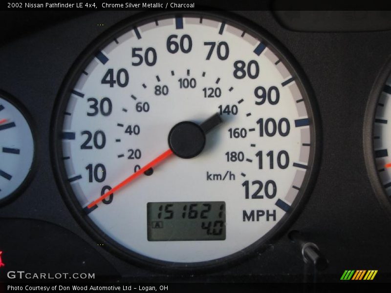 Chrome Silver Metallic / Charcoal 2002 Nissan Pathfinder LE 4x4