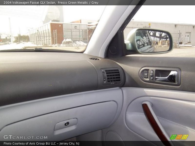 Fresco Green Metallic / Grey 2004 Volkswagen Passat GLX Sedan