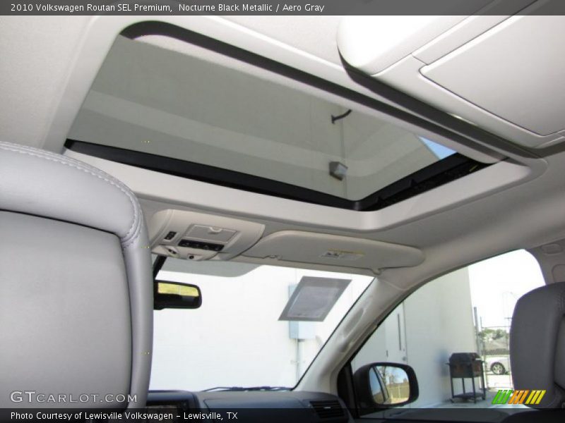 Sunroof of 2010 Routan SEL Premium