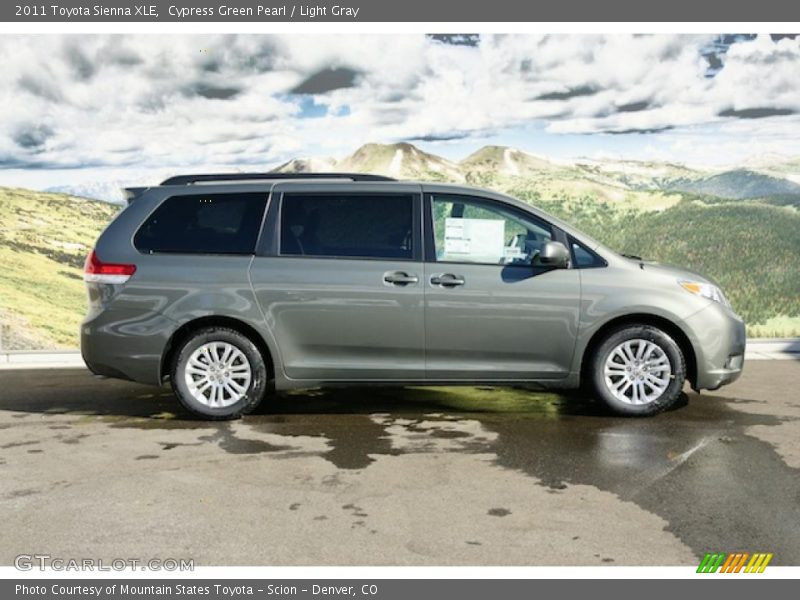 Cypress Green Pearl / Light Gray 2011 Toyota Sienna XLE