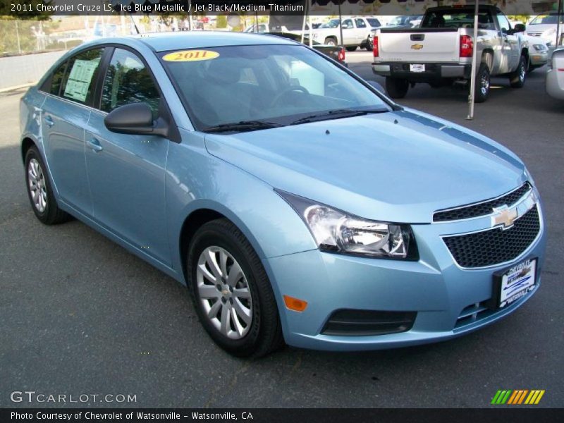 Front 3/4 View of 2011 Cruze LS