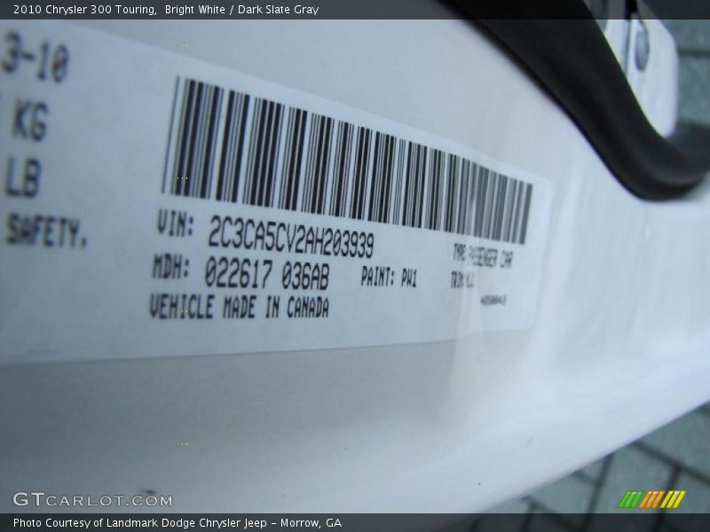 Bright White / Dark Slate Gray 2010 Chrysler 300 Touring