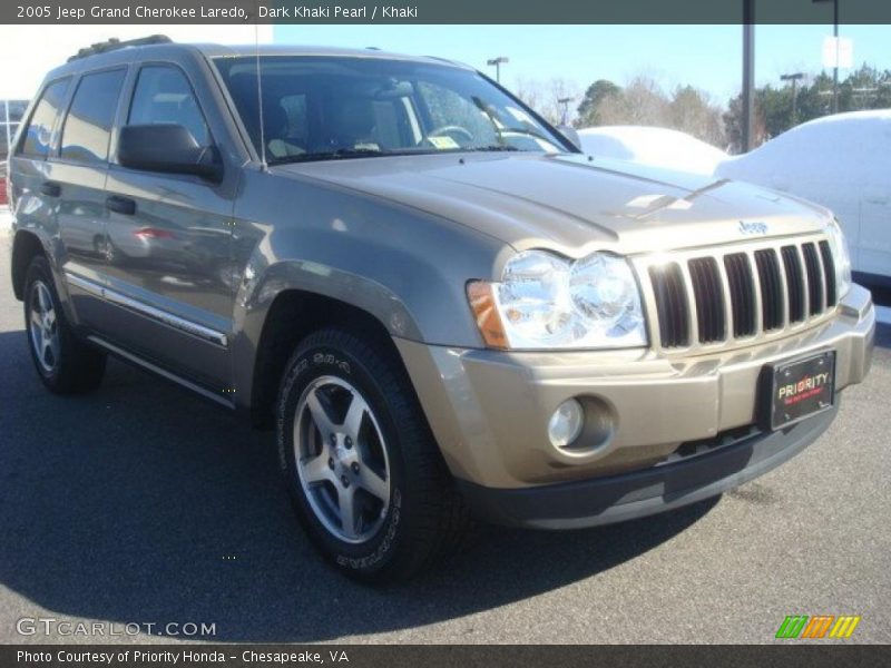 Front 3/4 View of 2005 Grand Cherokee Laredo